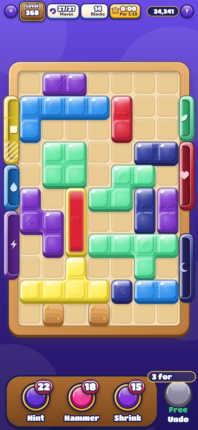 A crowded late-game board of coloured bars and shapes around the edge of a wooden tray, with Hint, Hammer and Shrink boosters